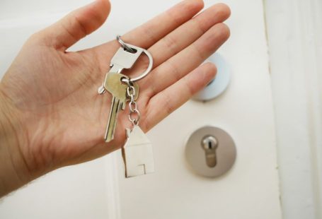 Real Estate Agent - keys on hand