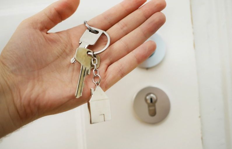 Real Estate Agent - keys on hand